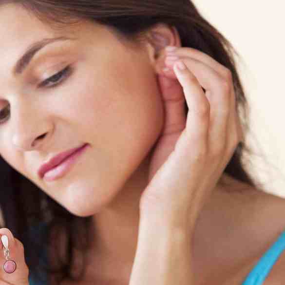 Mulher tirando o brinco - alergia à bijuterias e semijoias: o que fazer?
