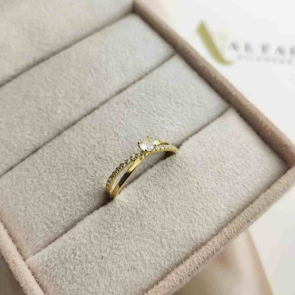 10 melhores anéis de noivado em 2023 - Anel 7 Melhores anéis de noivado - monet