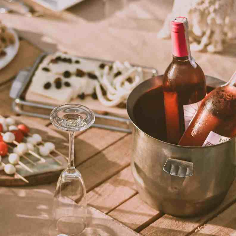 Despedida de Solteira: Ideias para se divertir e criar memórias incríveis - Buffet despedida de solteira Comidas e bebidas em cima de mesa de madeira