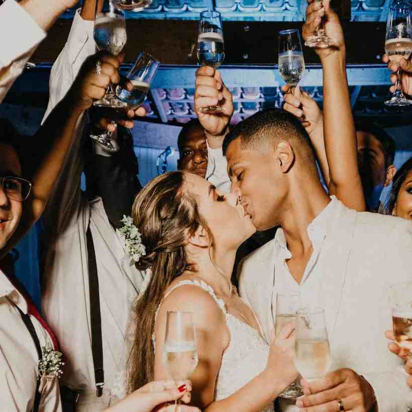 Noivos bebendo na festa com os amigos - 7 lugares diferentes para realizar seu casamento