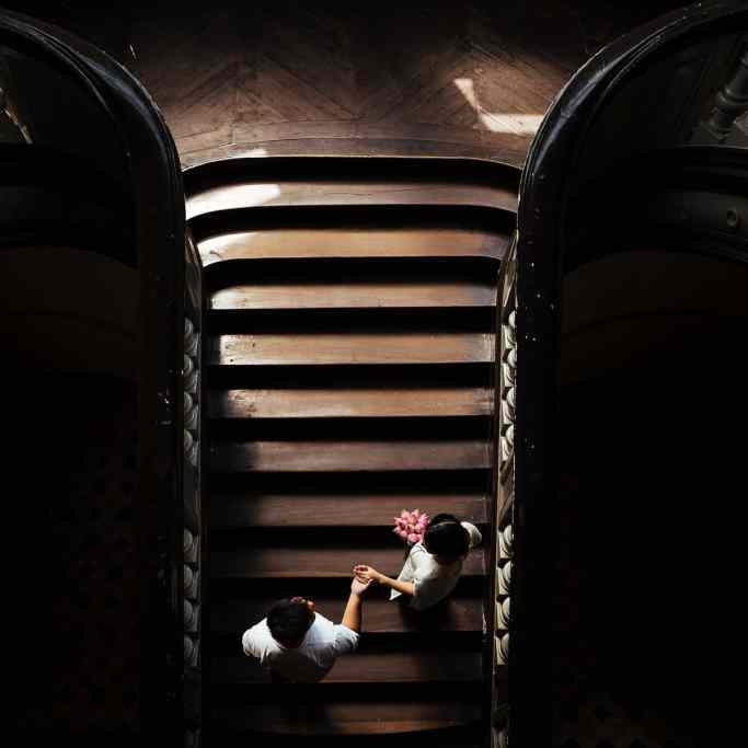 7 lugares diferentes para realizar seu casamento - Casamento museu Casal subindo escada de um museu vestidos de noivos