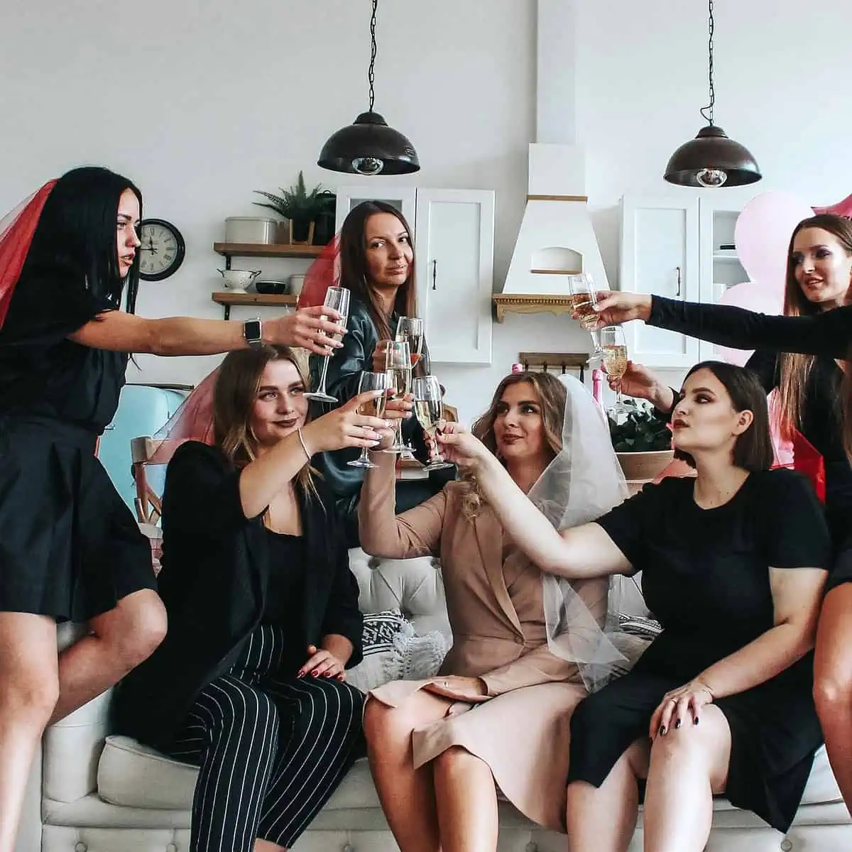 Despedida de solteira com as amigas sentadas em uma sofá