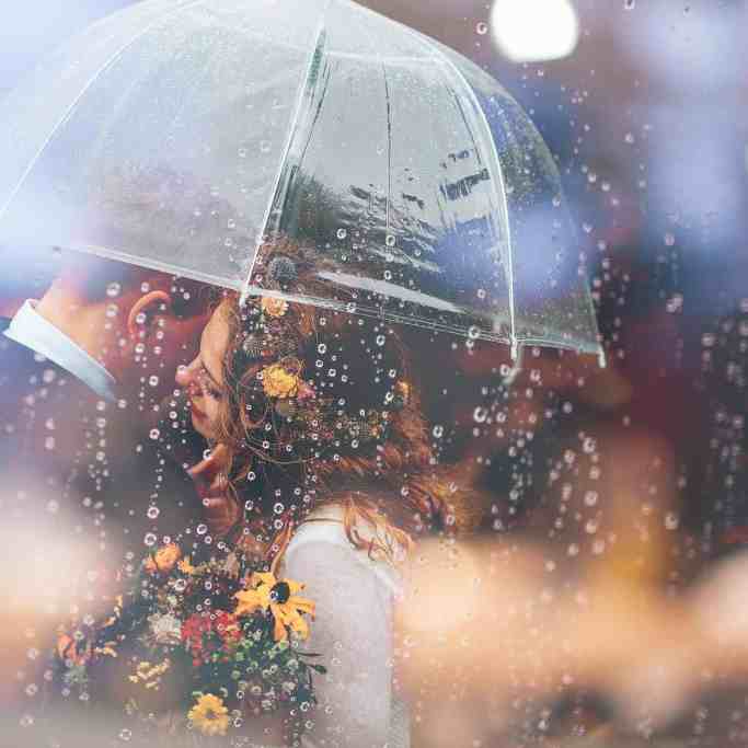 Fotografia de casamento embaixo da chuva