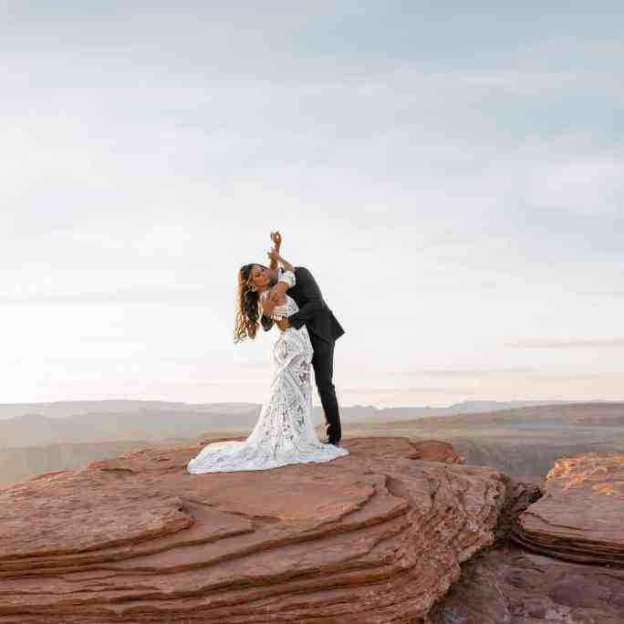 Casal de noivos em cima de rochas -  fotógrafo de casamento