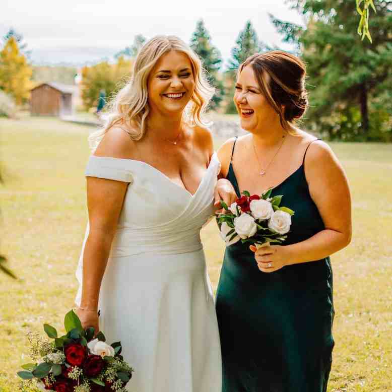 Penteados para Madrinhas de Casamento - Madrinha de casamento Madrinha de casamento e noiva ao ar livre