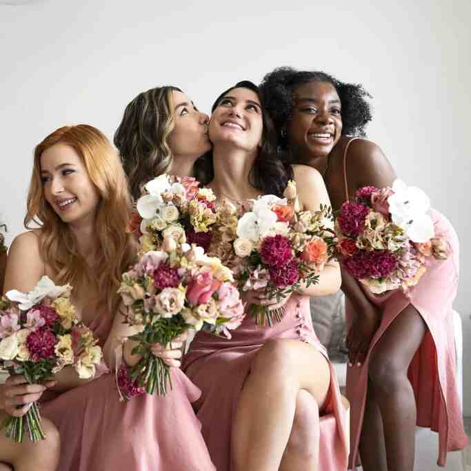 Penteados para Madrinhas de Casamento - Madrinhas de casamento 2 Madrinhas de casamento com vestido rosa sentadas