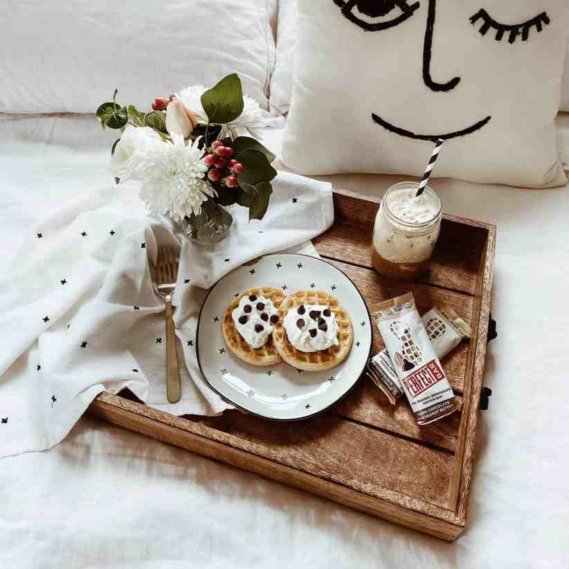 O que presentear sua noiva ou noivo no dia do casamento? - O dar de presente para o noivo noiva Café da manhã na cama com panquecas, barras de cereais, café e flores