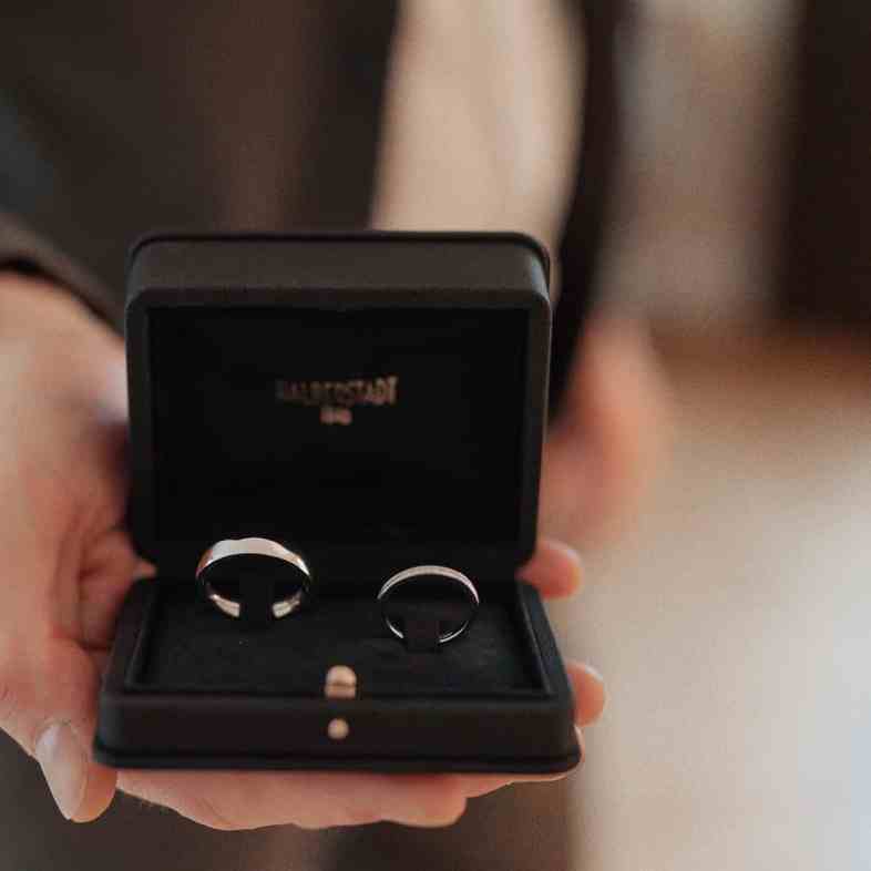 7 lugares diferentes para realizar seu casamento - Pedido de casamento Caixinha com alianças de namoro prata