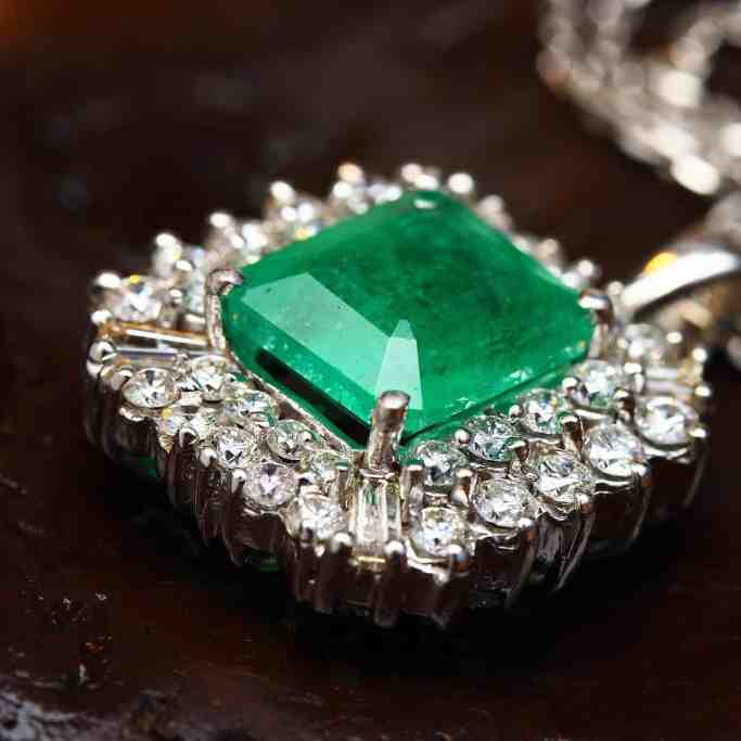 Quais são as pedras mais caras do mundo? - Pedras mais caras do mundo 1 Pingente de esmeralda