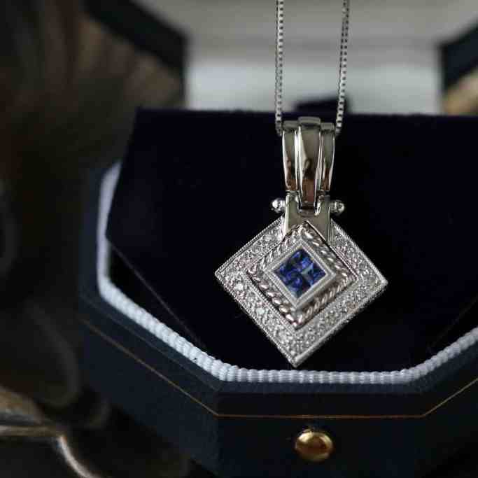 Quais são as pedras mais caras do mundo? - Pedras mais caras do mundo 2 Colar com pedra azul em uma caixinha