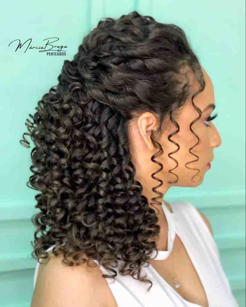Penteados para Madrinhas de Casamento - Penteado madrinha de casamento meio preso 5 Penteado semi preso para madrinhas de casamento em cabelo cacheado