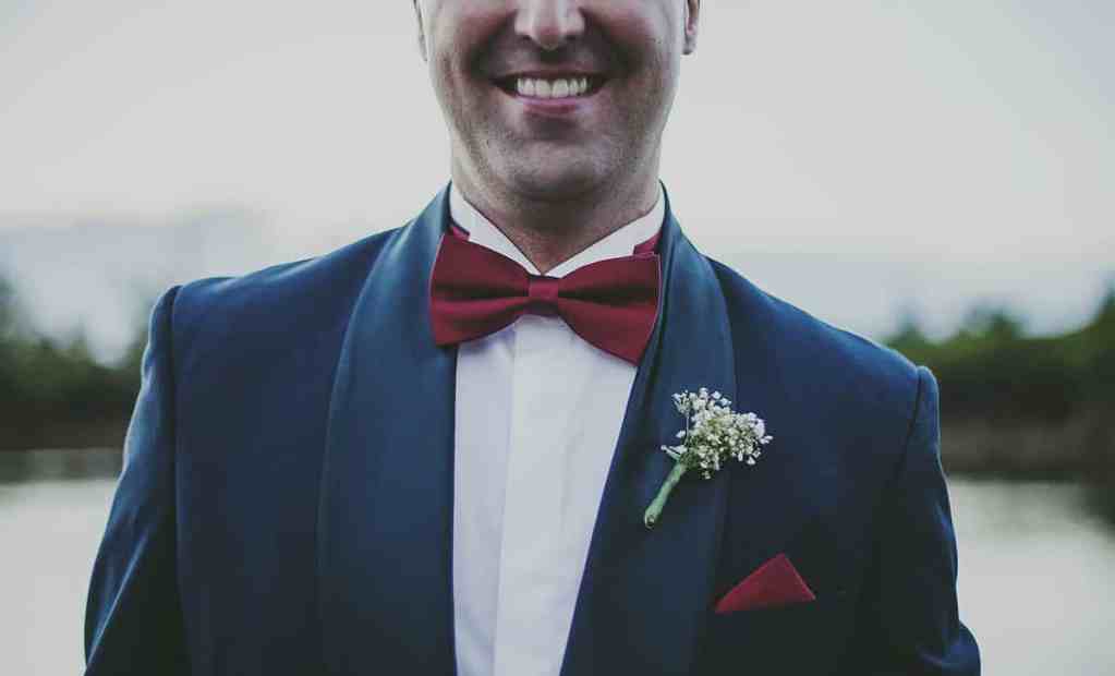 O que presentear sua noiva ou noivo no dia do casamento? - Presente 1 Noivo sorrindo