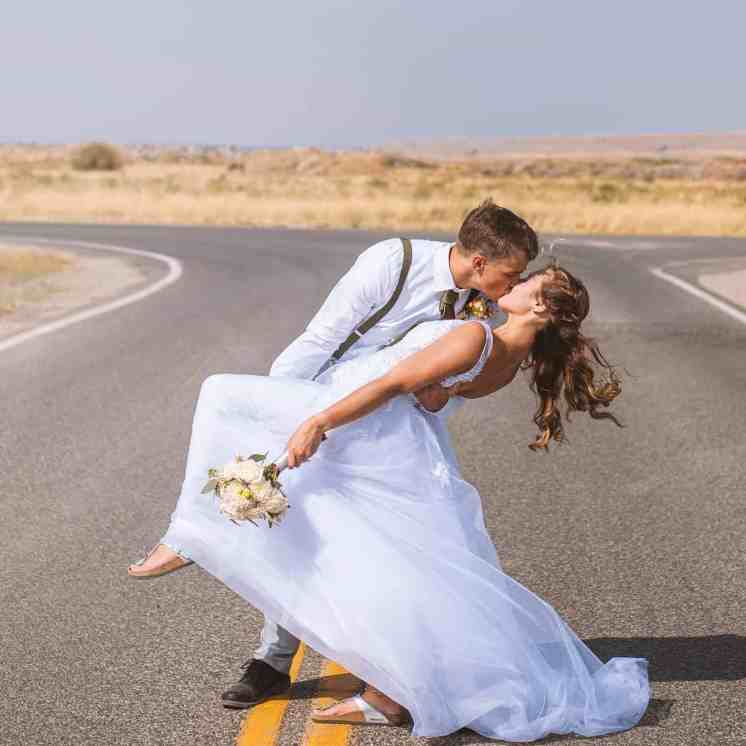 O que presentear sua noiva ou noivo no dia do casamento? - Presentear noivo noiva 2 Noivo e noiva no meio da estrada