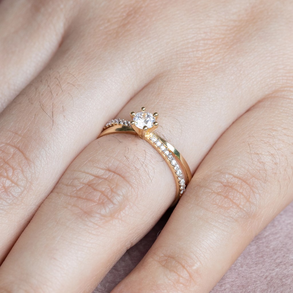 Qual o significado do anel em cada dedo? - An o so 00026 005 Anel de noivado ouro 18k artemísia | com zircônias |