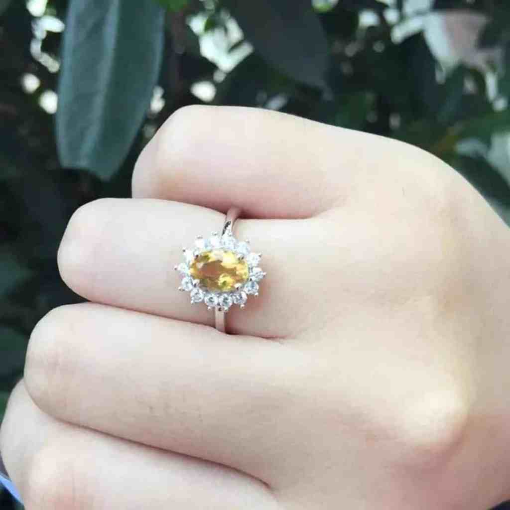 Anéis de formatura: conheça a pedra de cada profissão - Anel 4 Anel de formatura com pedra amarelo, citrino