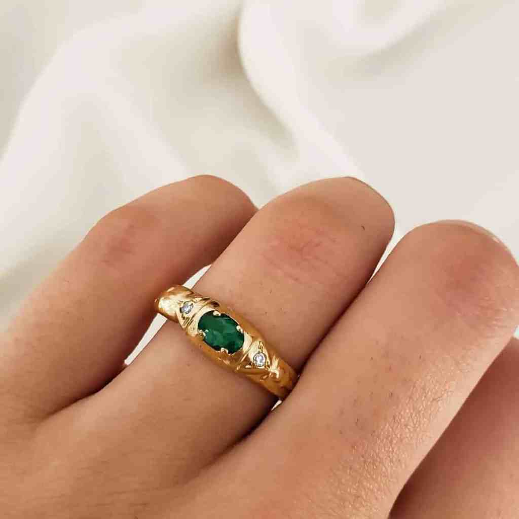 Anéis de formatura: conheça a pedra de cada profissão - Anel 5 Anel de formatura com pedra verde redonda