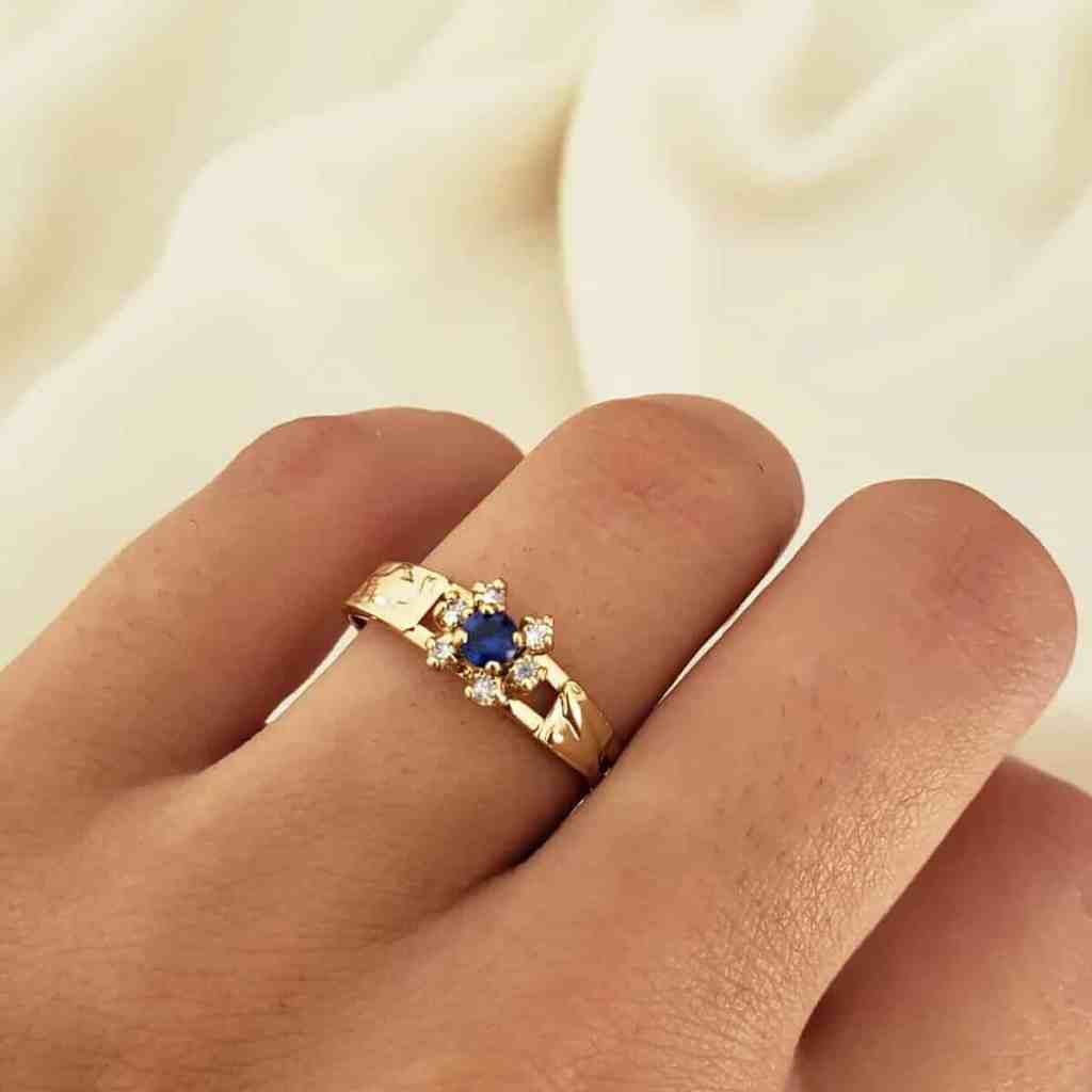 Anéis de formatura: conheça a pedra de cada profissão - Anel 8 Anel de formatura com pedra safira azul