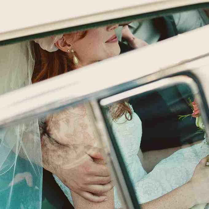 Noiva usando brinco de gota dentro do carro