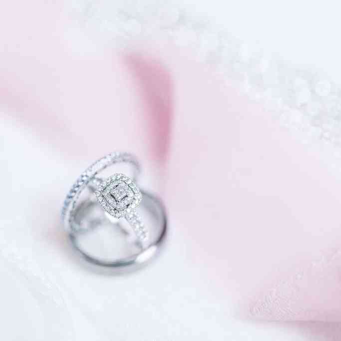 Aliança, meia aliança e anel de noivado em ouro branco - primeira imagem do artigo "qual a diferença entre anel de noivado e aliança de casamento? "
