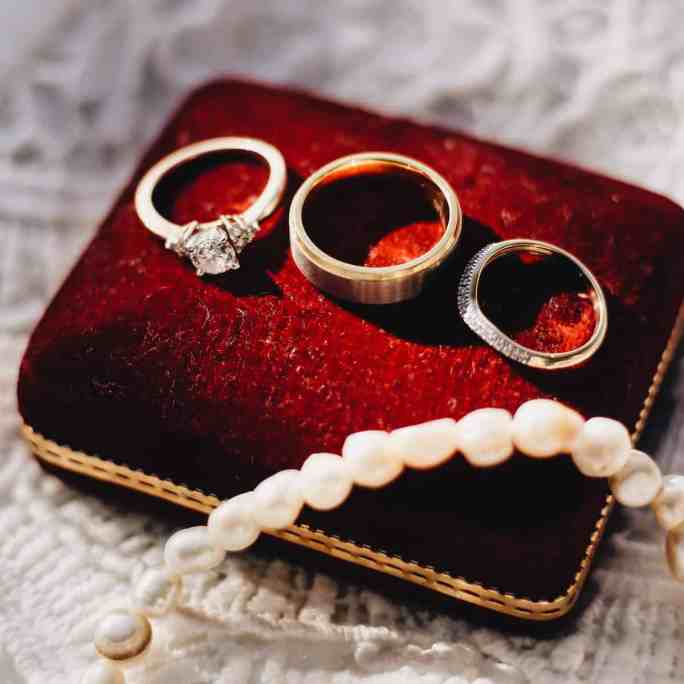 Almofadinha com aliança, anel de noivado e meia aliança