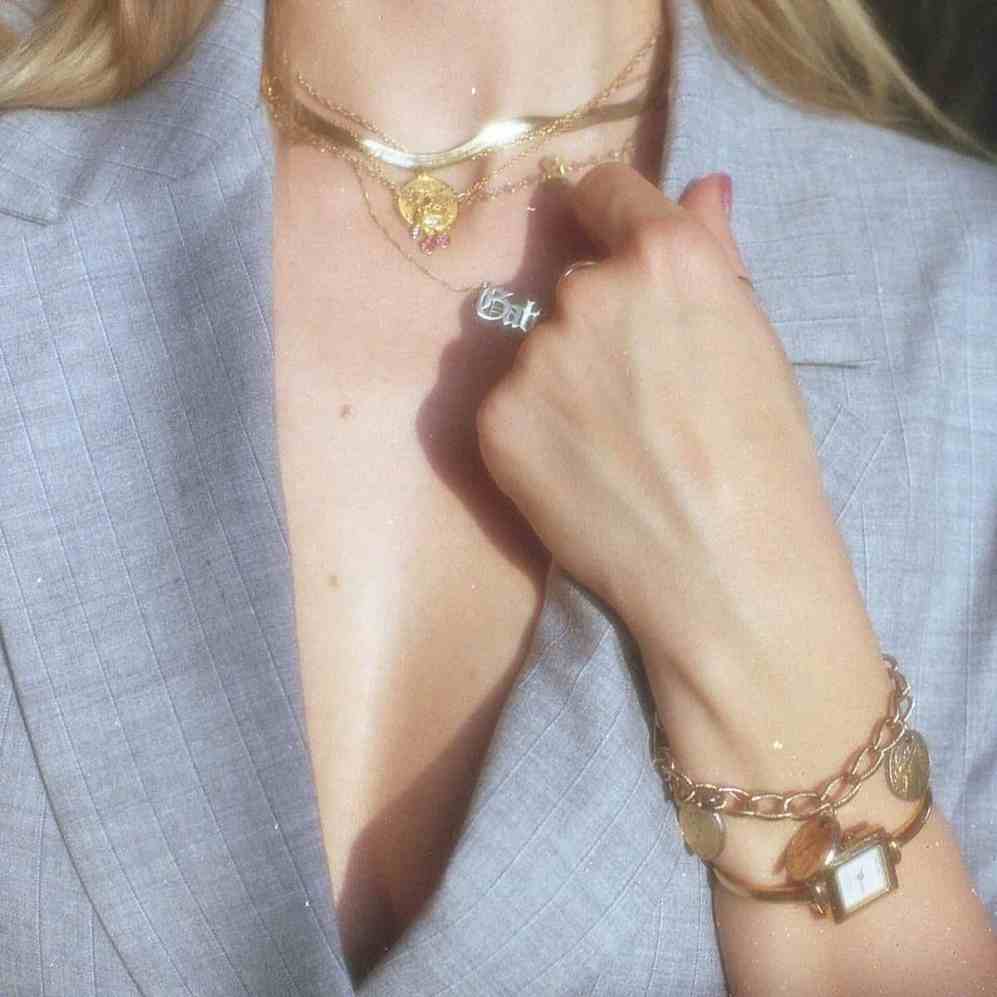 Joalherias de Campo Grande: Conheça a lista das melhores joalherias de Campo Grande - Melhores joalherias campo grande Mulher loira com joias