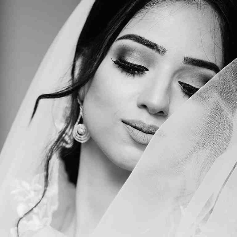 Foto em preto e branco de uma noiva usando brincos
