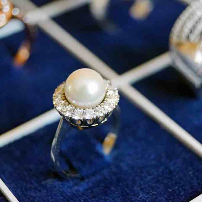 Anéis de prata em um porta-joias azul