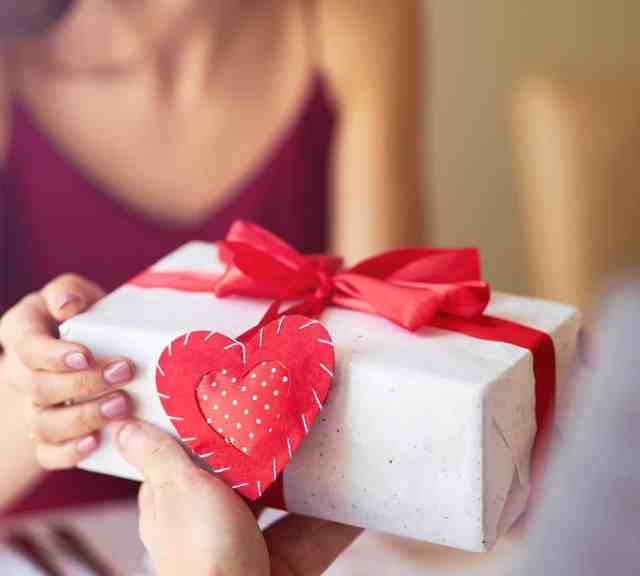 Dia da Mulher: 10 dicas de presentes e lembrancinhas - Presente 3 Mulher recebendo um presente