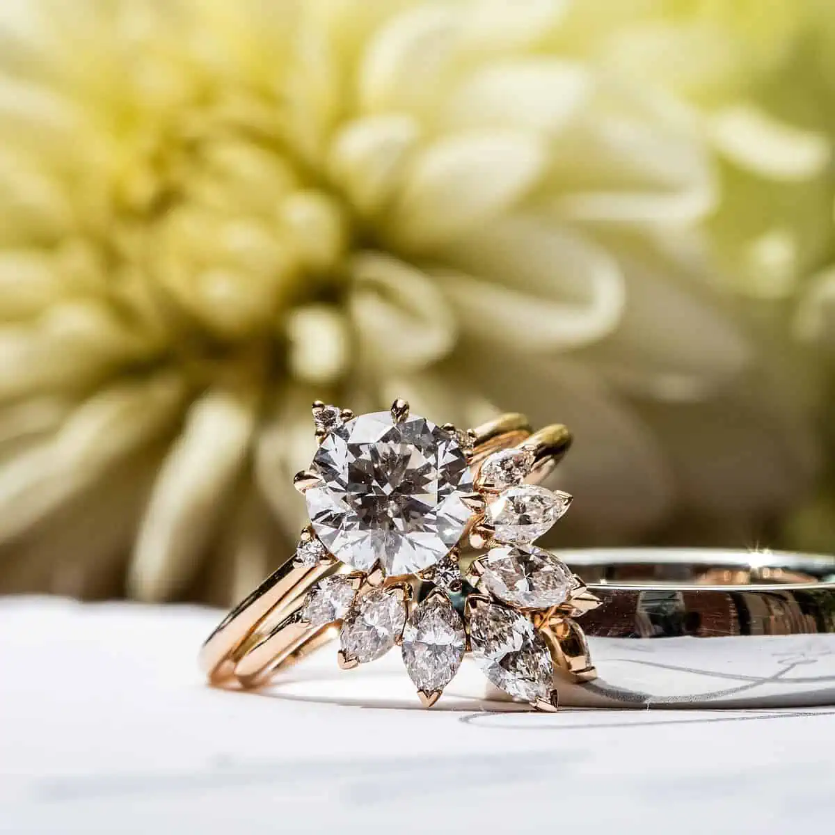 Anéis de noivado e flores