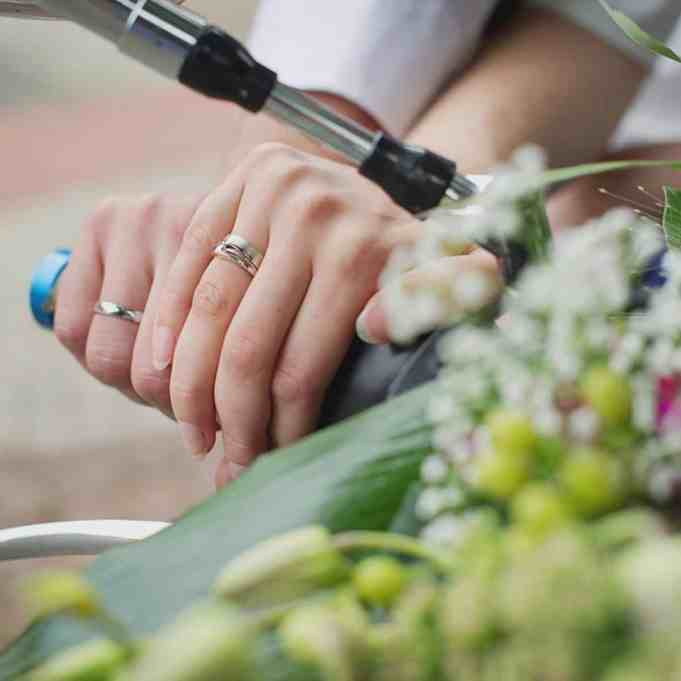 Quem deve pagar as alianças de casamento? - Quem deve pagar aliancas de casamento 3 Casal andando de bicicleta usando alianças prata - imagem do texto "quem deve pagar as alianças de casamento? "