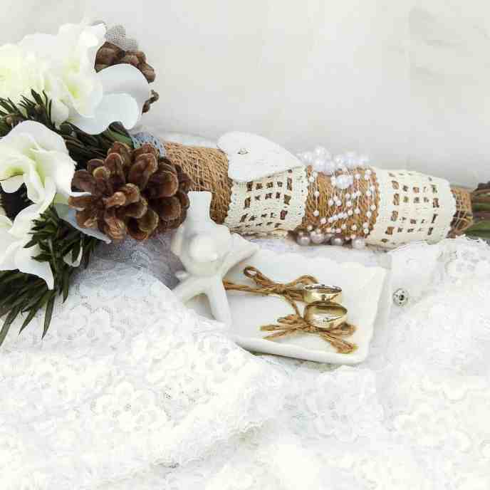 Quem deve pagar as alianças de casamento? - Quem deve pagar aliancas de casamento 4 Buquê e alianças de casamento em um pratinho