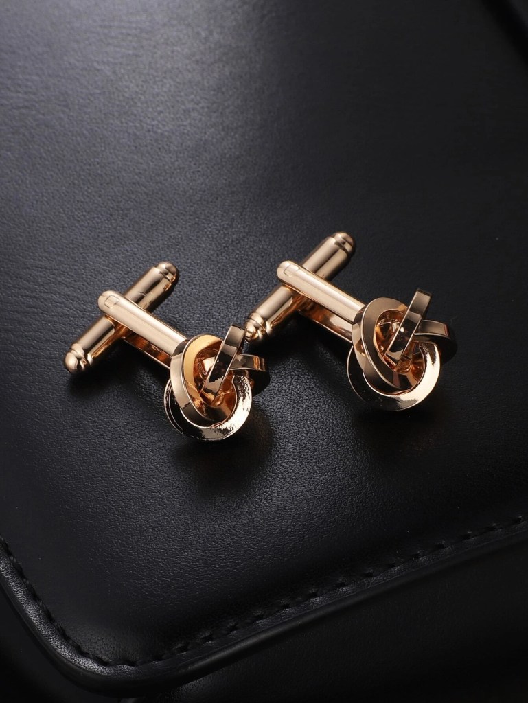 Abotoaduras para noivos: como escolher o melhor modelo? - Tipos de abotoaduras para noivos 1 Abotoadura torpedo dourada