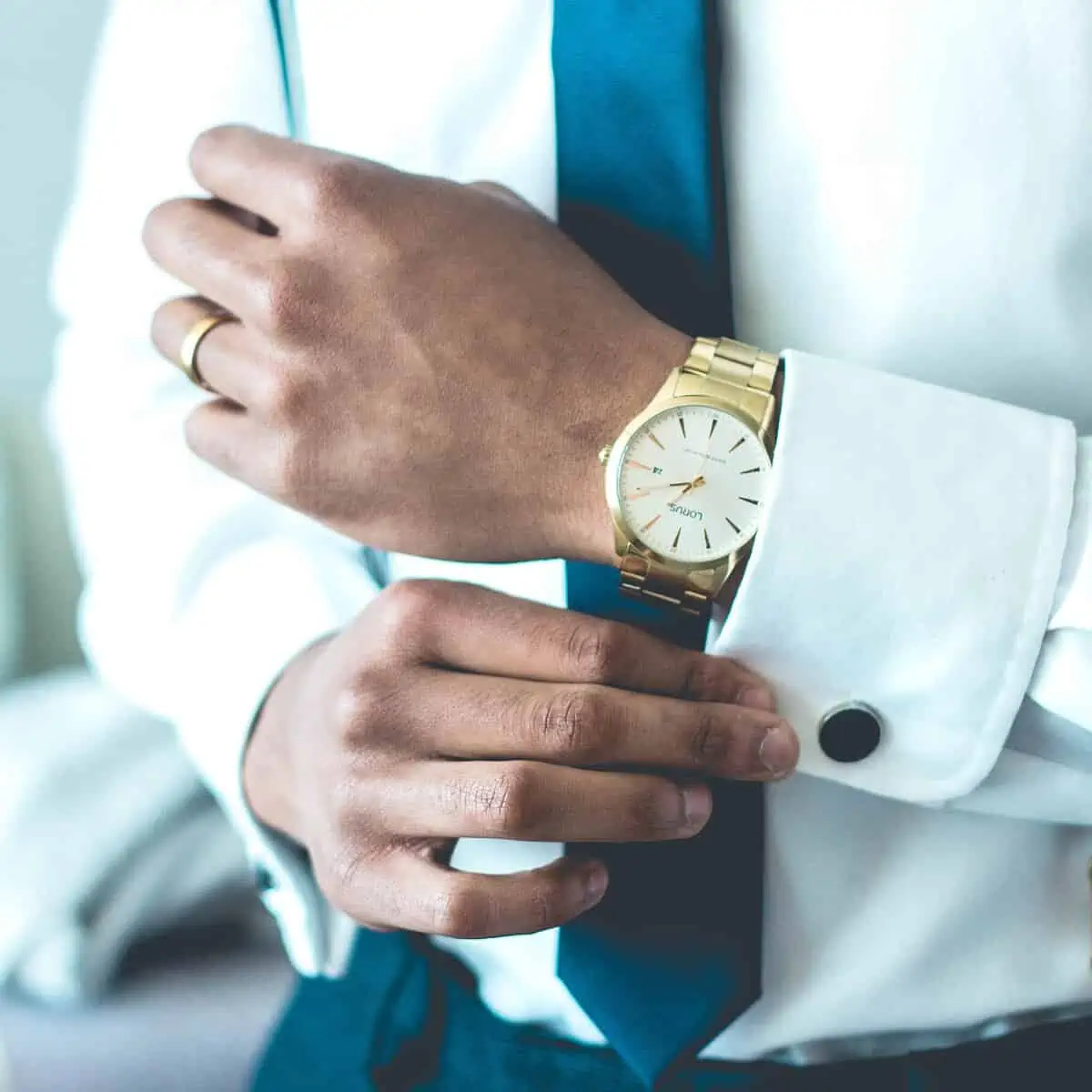 Homem usando abotoadura na camisa