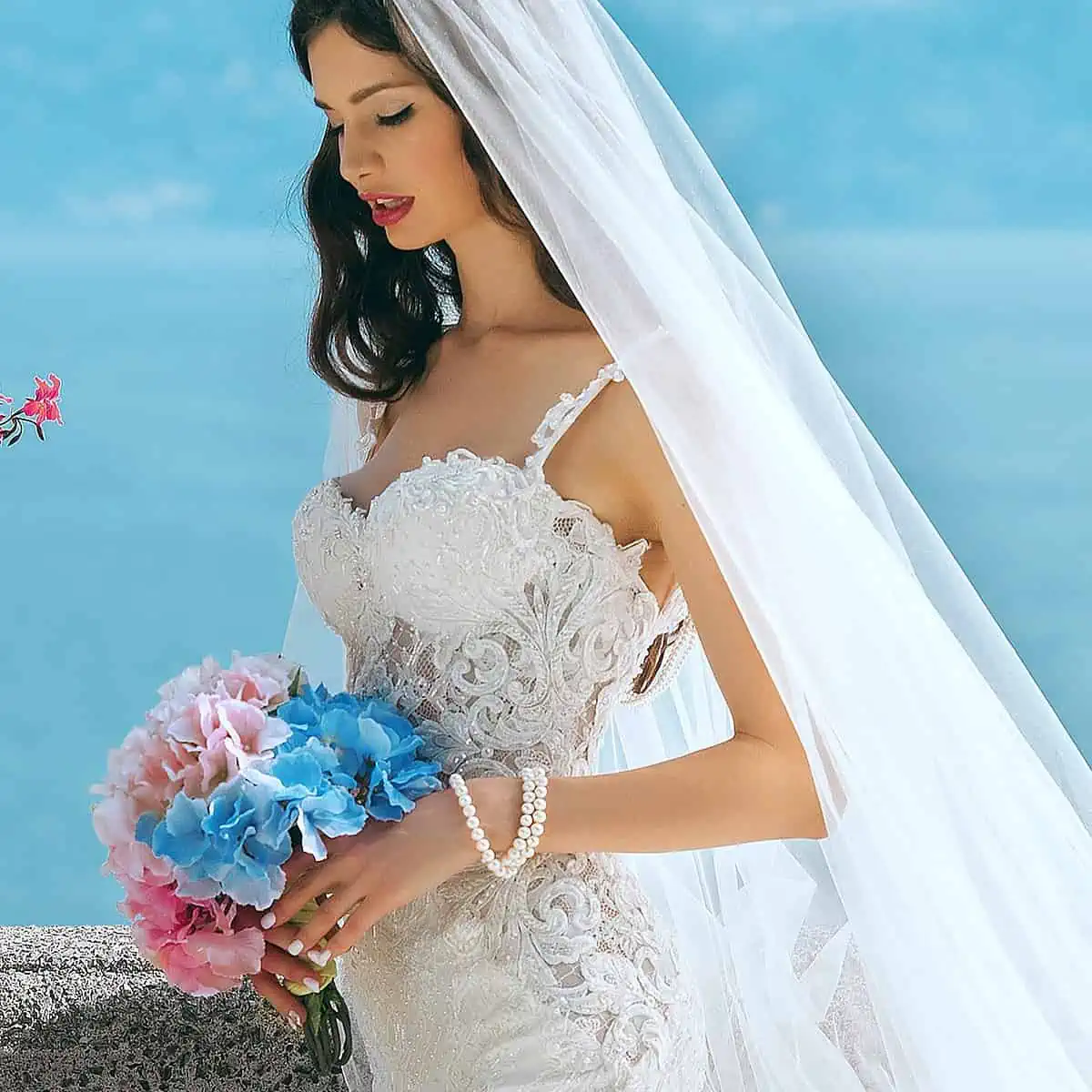 Noiva segurando buquê de flores