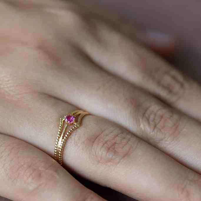 Anel de formatura phoebe ouro 18k c/ zircônia rosa