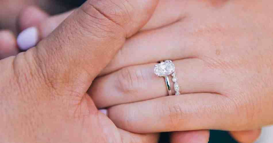 Anel de noivado de ouro branco