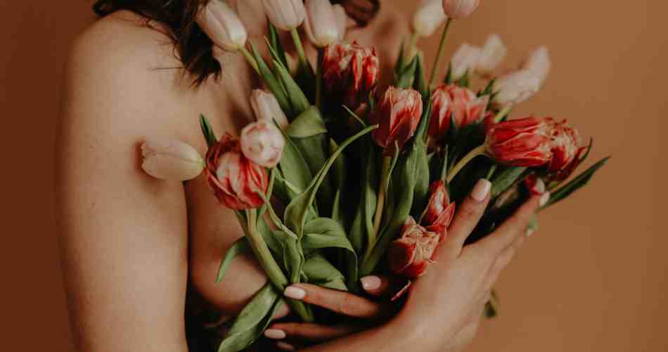 Mulher segurando flores