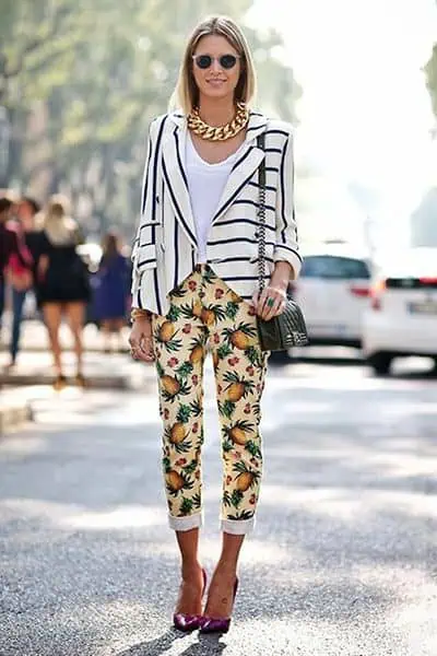 7 Estilos Universais: Quais Joias combinam com Cada um Deles? - Estilo criativo 2 Mulher com jaqueta listrada e calça florida