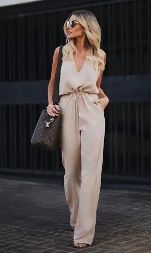 7 Estilos Universais: Quais Joias combinam com Cada um Deles? - Estilo elegante contemporaneo 1 Mulher de conjunto de regata e calça- 7 estilos universais: quais joias combinam com cada um deles?