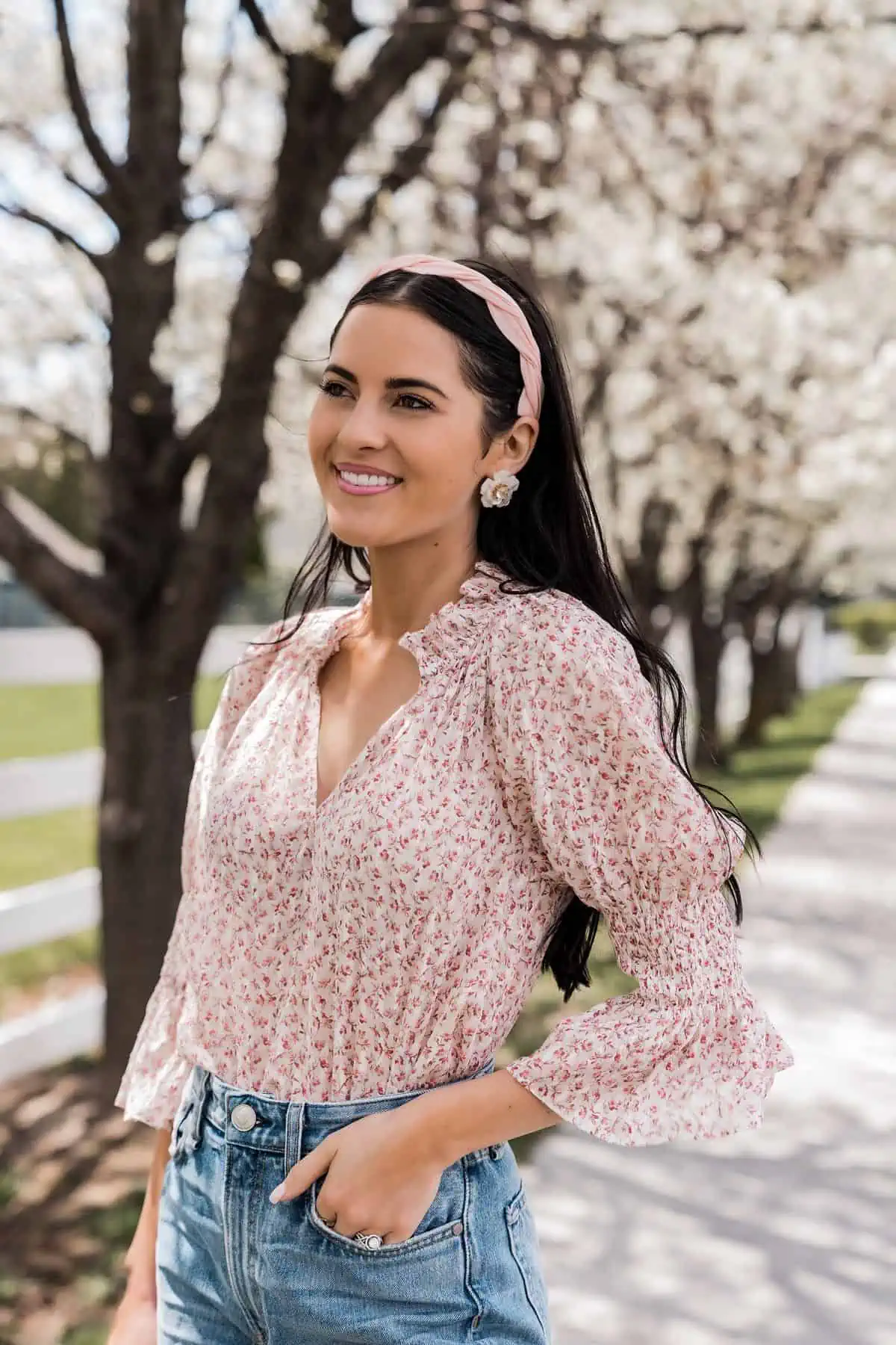 7 Estilos Universais: Quais Joias combinam com Cada um Deles? - Estilo romantico 1 Vestido rosa - 7 estilos universais: quais joias combinam com cada um deles?