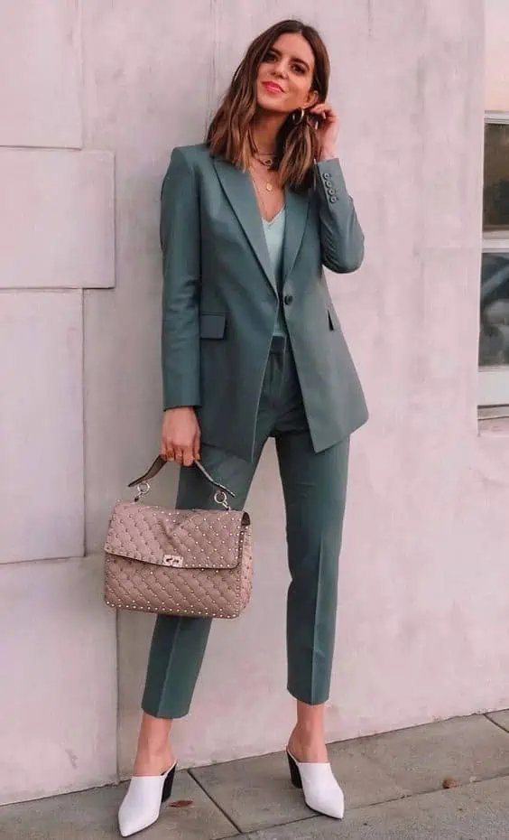 7 Estilos Universais: Quais Joias combinam com Cada um Deles? - Estilo universal tradicional 2 Mulher de conjunto terninho verde