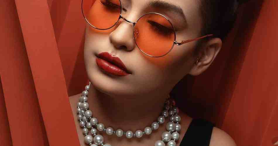 Mulher usando colar de pérolas