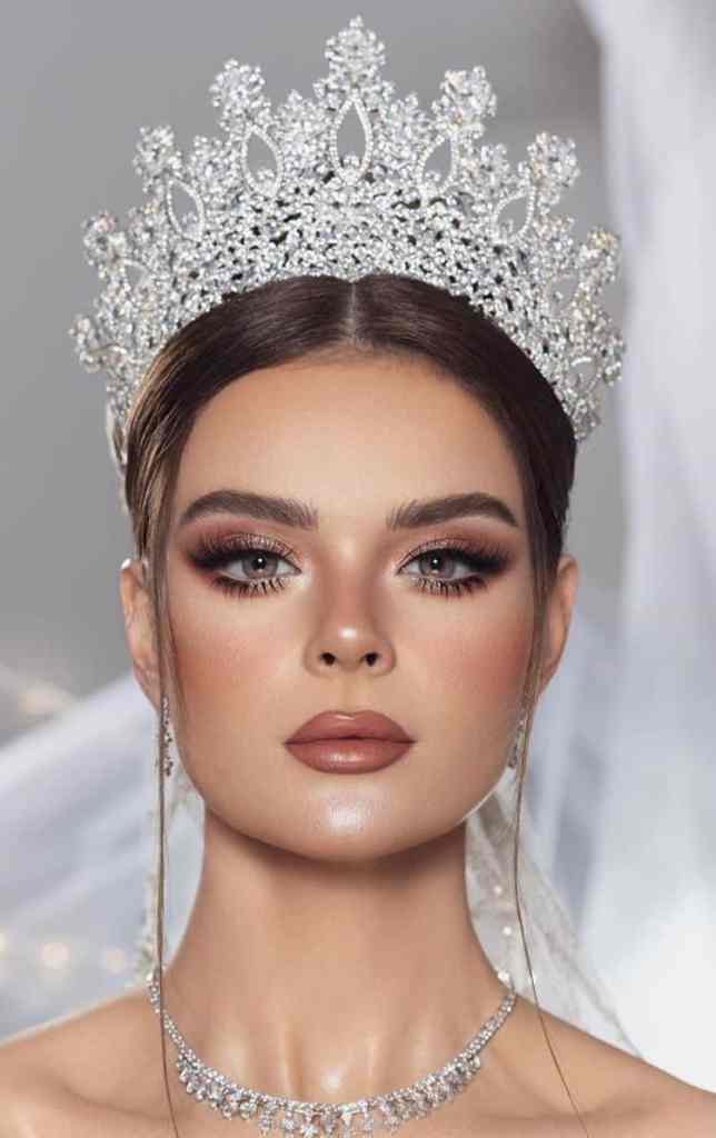 Noiva com coroa e maquiagem poderosa - como organizar um casamento de noite?