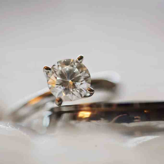 Joalherias de Cuiabá: Conheça a lista das melhores joalherias de Cuiabá - Melhores joalherias de cuiaba Imagem de aliança prata e anel solitário - joalherias de cuiabá: conheça a lista das melhores joalherias de cuiabá