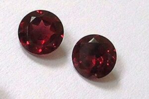 Qual é a pedra do mês do seu aniversário? - Pedras 1 Pedra de granada