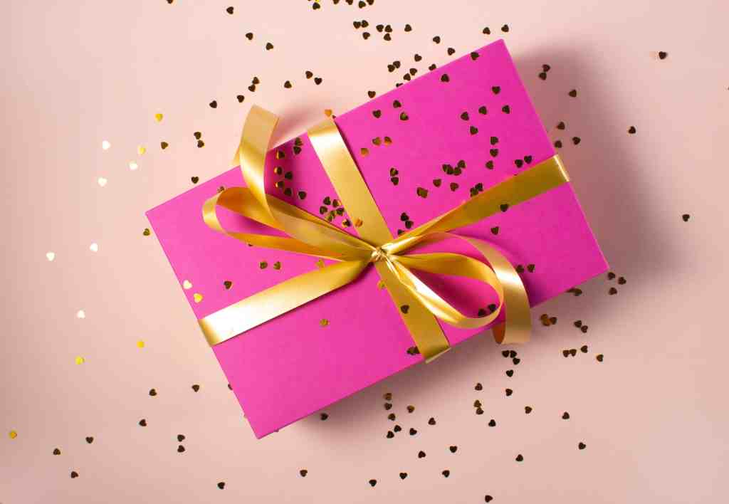 Presente de embalagem rosa- dia da mulher: 10 dicas de presentes e lembrancinhas