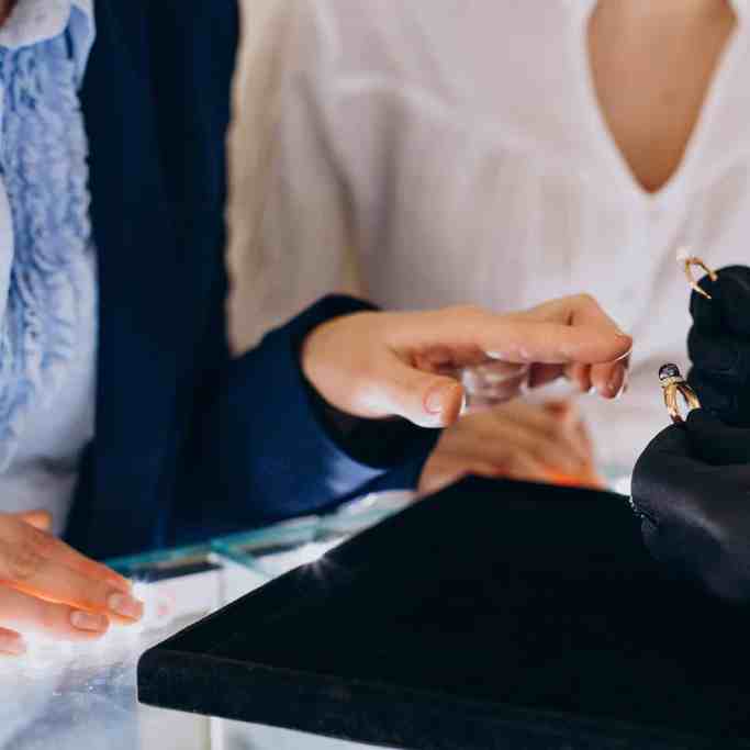 6 Perguntas para Fazer Antes de Comprar as Alianças - Comprando aliancas 1 Comprando aliancas 1 - 6 perguntas para fazer antes de comprar as alianças