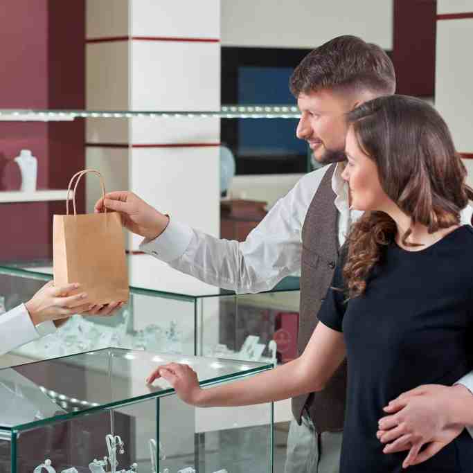 6 Perguntas para Fazer Antes de Comprar as Alianças - Comprando aliancas 3 Comprando aliancas 3 - 6 perguntas para fazer antes de comprar as alianças