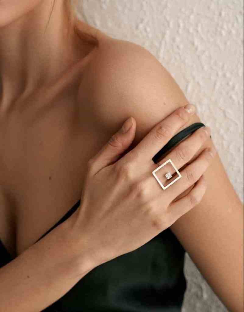 Usando anel no dedo médio- qual o significado do anel em cada dedo?