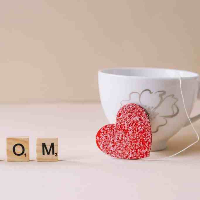 Dia das Mães: 10 Presentes Inesquecíveis e Especiais - Dia das maes canecas Caneca com anjo desenhado e bloquinhos de madeira na frente que formam a palavra mom